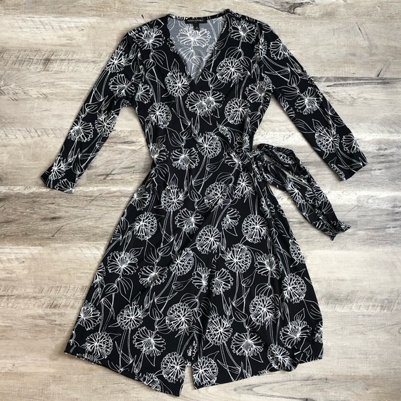 Banana Republic Dresses & Skirts - Banana Republic 3/4 Sleeve Wrap Dress